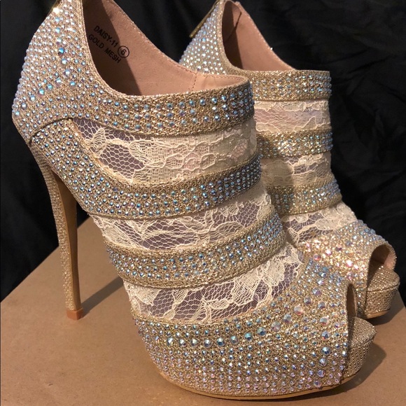 *NWT* Bella Marie BRAND NEW Gold booties Size 6. - Picture 7 of 8